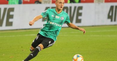 Brighton have recalled Michael Karbownik from his loan spell with Legia Warsaw early to provide competition at left back