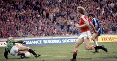 Gordon Smith misses an opportunity to win the FA Cup for Brighton in the 1983 final against Manchester United