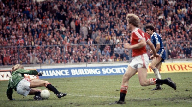 Gordon Smith misses an opportunity to win the FA Cup for Brighton in the 1983 final against Manchester United